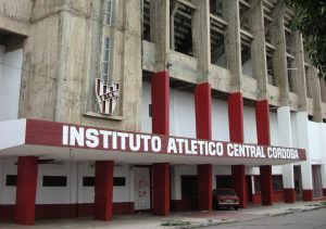 El estadio Monumental de Alta Córdoba, escenario del clásico cordobés. Foto: Wikimedia Commons.