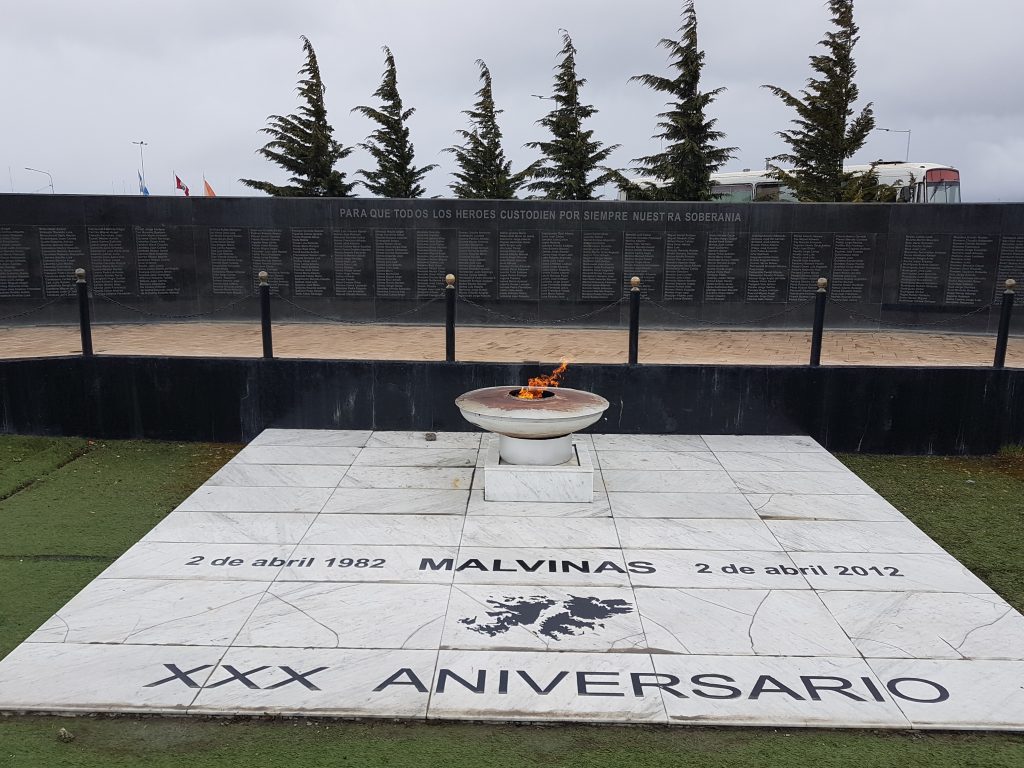 Plaza Islas Malvinas, en Ushuaia, Tierra del Fuego. Foto: Wikimedia Commons.