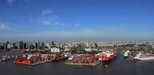 El Puerto de Buenos Aires, por donde circula buena parte del comercio exterior argentino. Foto: Wikimedia Commons.