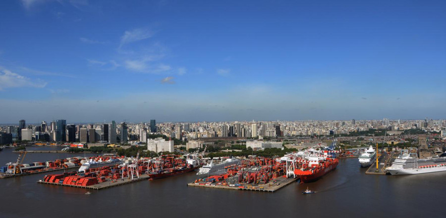 El Puerto de Buenos Aires, por donde circula buena parte del comercio exterior argentino. Foto: Wikimedia Commons.