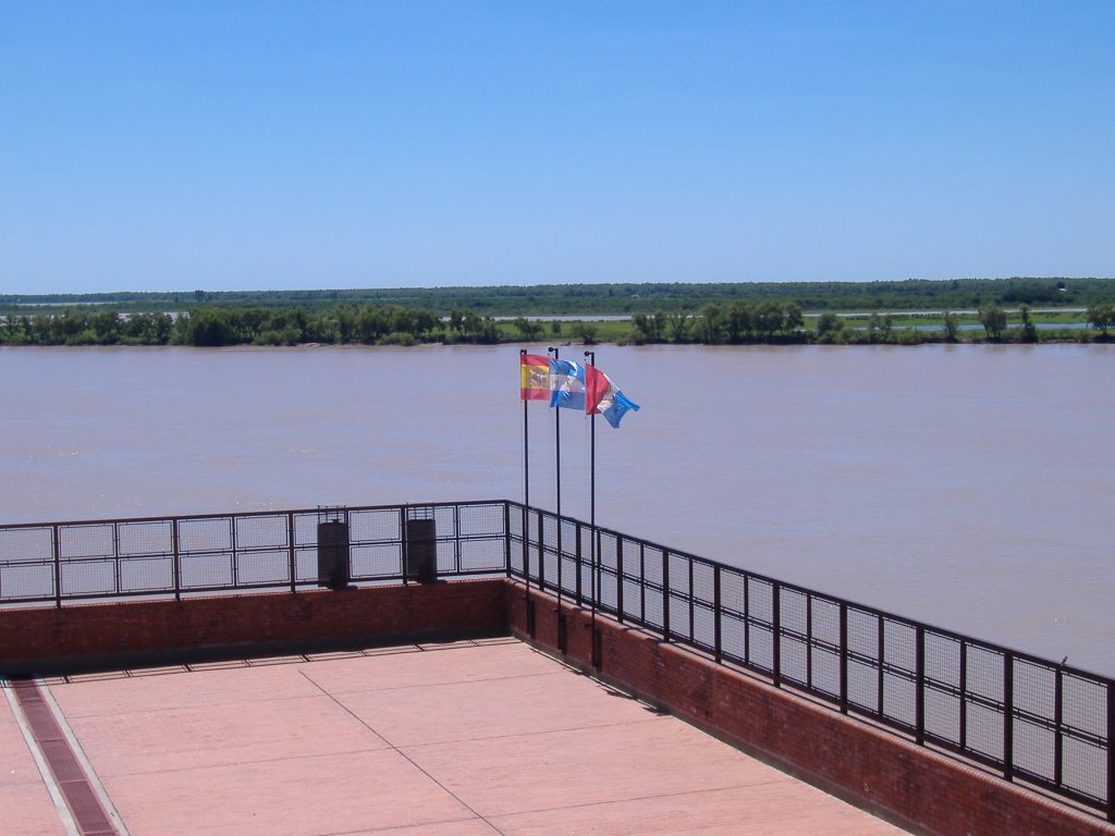 El río Paraná a la altura de Rosario, frente a las islas del Delta. Foto: Wikimedia Commons.