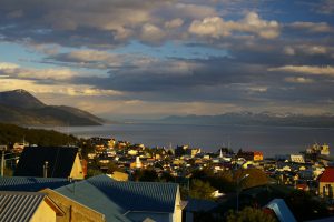 Vista de Ushuaia, capital de Tierra del Fuego. Foto: Wikimedia Commons.