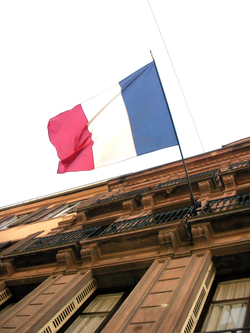 Bandera de Francia, en medio de la ola de protestas estudiantiles que atraviesa el país. Foto: Wikimedia Commons.