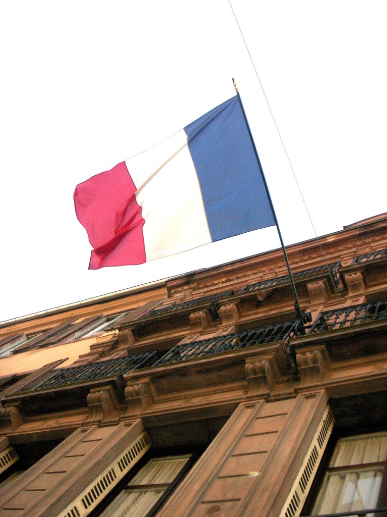 Bandera de Francia, en medio de la ola de protestas estudiantiles que atraviesa el país. Foto: Wikimedia Commons.