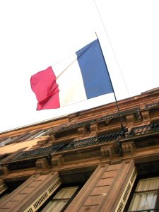 Bandera de Francia, en medio de la ola de protestas estudiantiles que atraviesa el país. Foto: Wikimedia Commons.