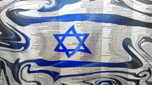 Bandera de Israel con los nombres de víctimas, en una exhibición conmemorativa del festival Nova. Foto: Wikimedia Commons.