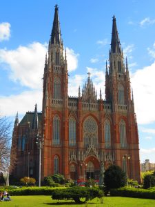 Catedral de La Plata, vista desde Plaza Moreno, capital de la provincia de Buenos Aires. Foto: Wikimedia Commons.