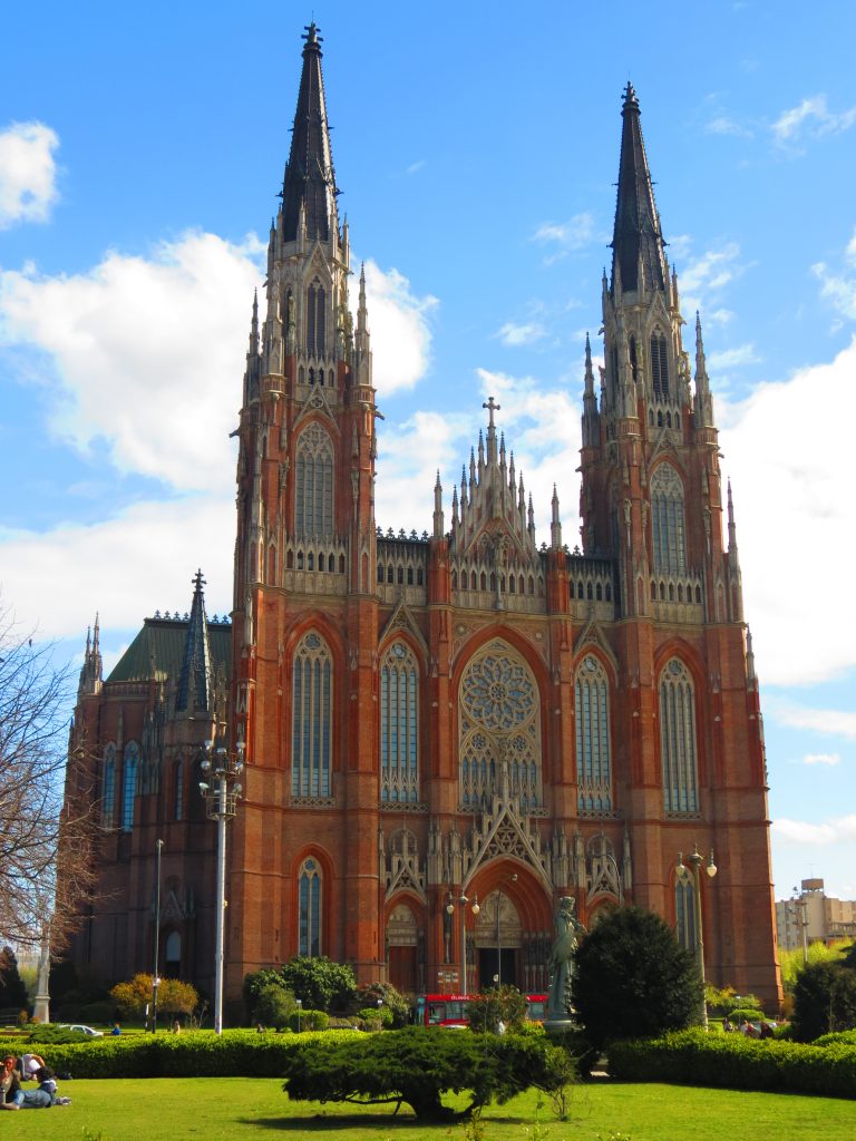 Catedral de La Plata, vista desde Plaza Moreno, capital de la provincia de Buenos Aires. Foto: Wikimedia Commons.