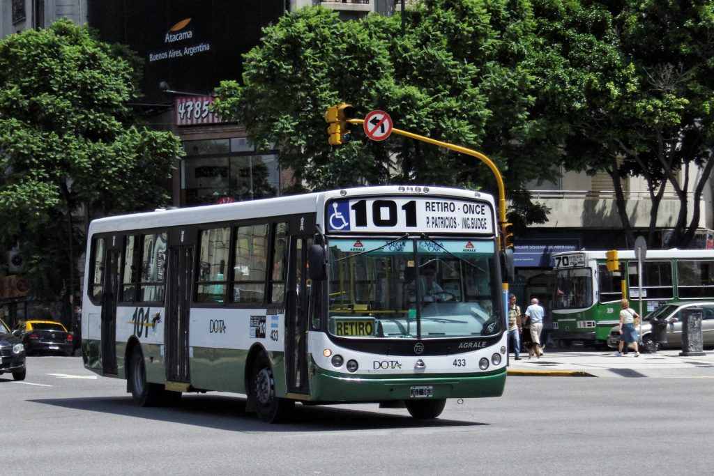 Colectivo urbano en la Ciudad de Buenos Aires. Foto: Wikimedia Commons.