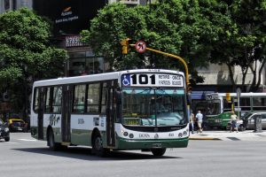 Colectivo urbano en la Ciudad de Buenos Aires. Foto: Wikimedia Commons.