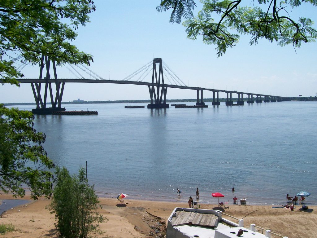 Vista de la ciudad de Corrientes y el puente General Belgrano. Foto: Wikimedia Commons.