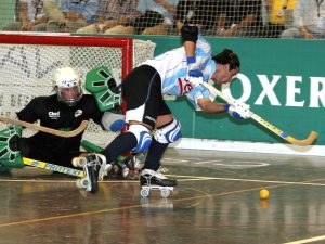 Jugador de la selección argentina de hockey sobre patines durante un Mundial de la disciplina. Foto: Wikimedia Commons.
