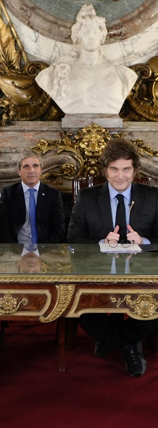 Luis Caputo junto a Javier Milei. Foto: Wikimedia Commons.