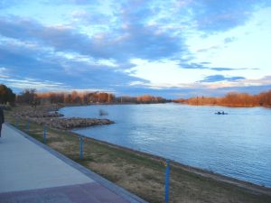 El río Limay, a la altura de la ciudad de Neuquén. Foto: Wikimedia Commons.