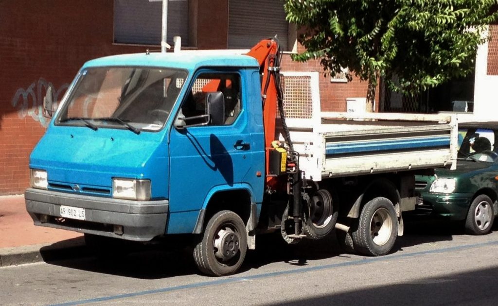 Cartel comercial de la marca Nissan. Foto: Wikimedia Commons.