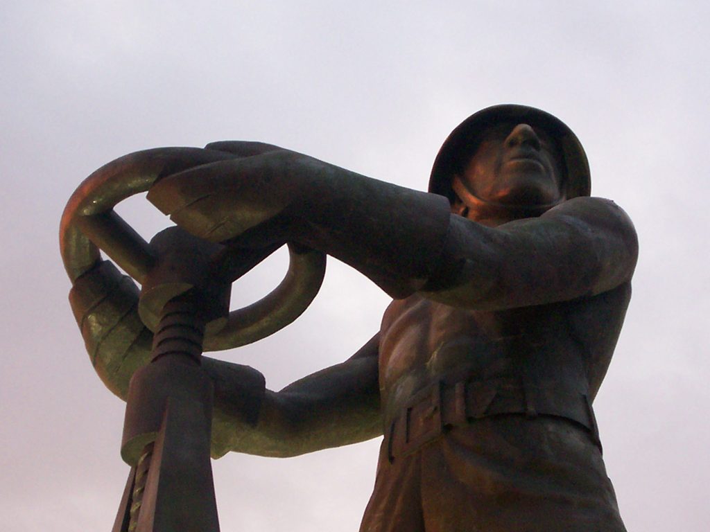 El Monumento al Obrero Petrolero, conocido como «El Gorosito», en Caleta Olivia, Santa Cruz. Foto: Wikimedia Commons.